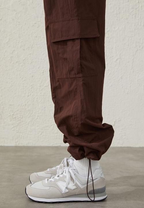 Cotton On - Parachute cargo pant - cedar brown