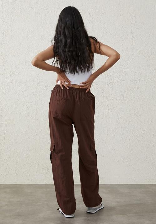 Cotton On - Parachute cargo pant - cedar brown