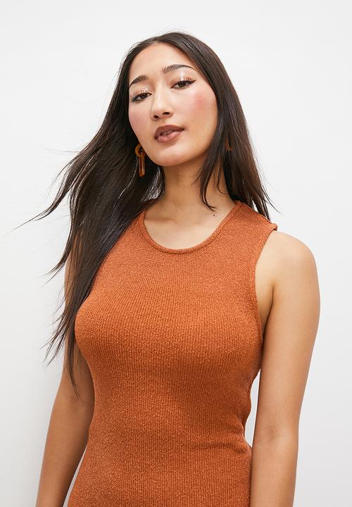 VELVET - Open back knitwear column dress - rust