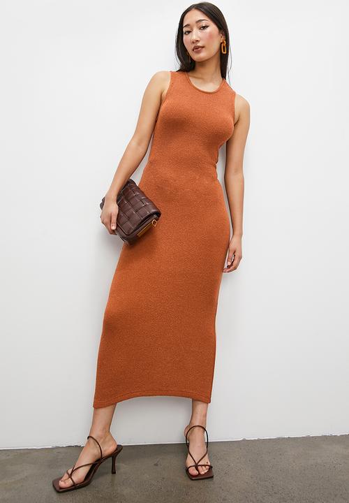 VELVET - Open back knitwear column dress - rust