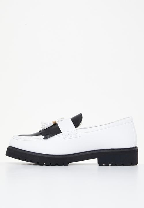 Jonathan D - J kiltie tassel - white & black