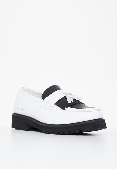 Jonathan D - J kiltie tassel - white & black