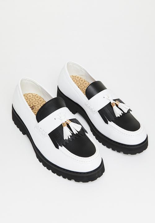 Jonathan D - J kiltie tassel - white & black
