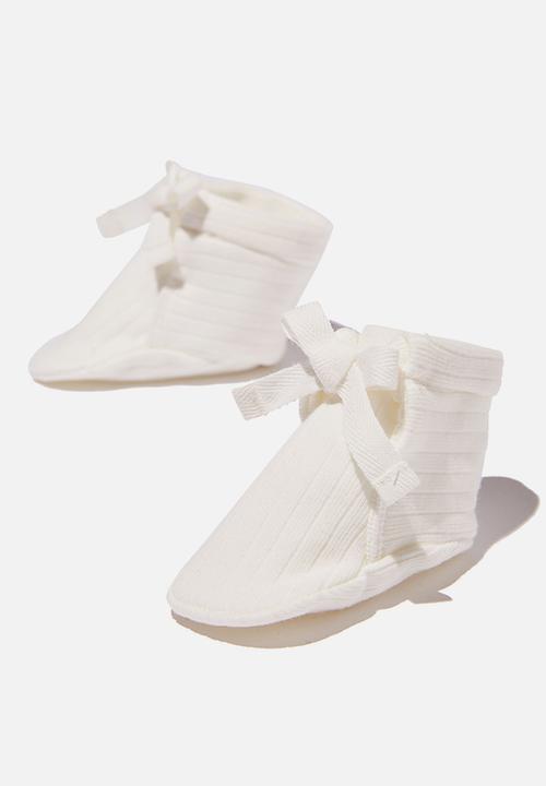 Cotton On - Organic newborn booties - milk