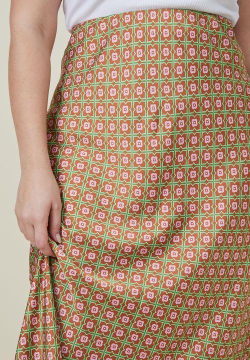 Cotton On - Curve amalfi satin maxi skirt - matilda floral geo