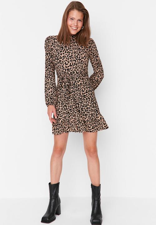 Trendyol - Ruffled low back print ribbed dress - camel