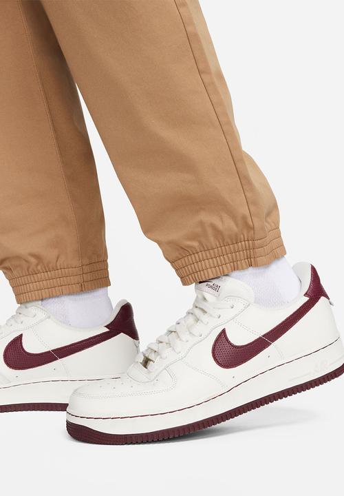 Nike - M nsw spu wvn pant - dk driftwood & brown basalt