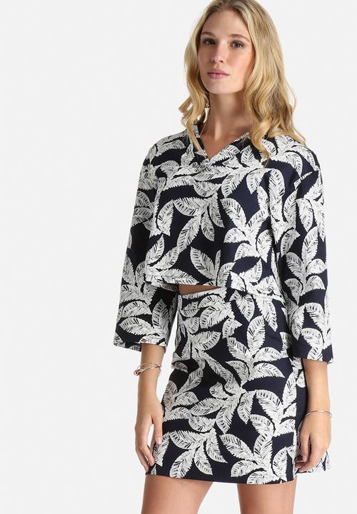 Lola May - Palm Leaf Print Boxy V Neck Top