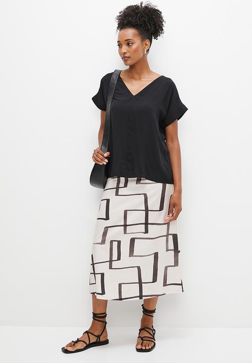 edit - Textured v-neck grown on shell - black