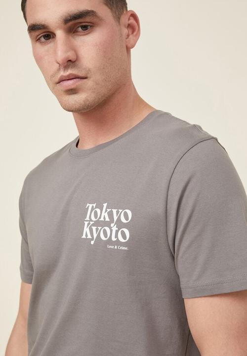 Cotton On - Tbar text T-shirt - slate stone/tokyo kyoto