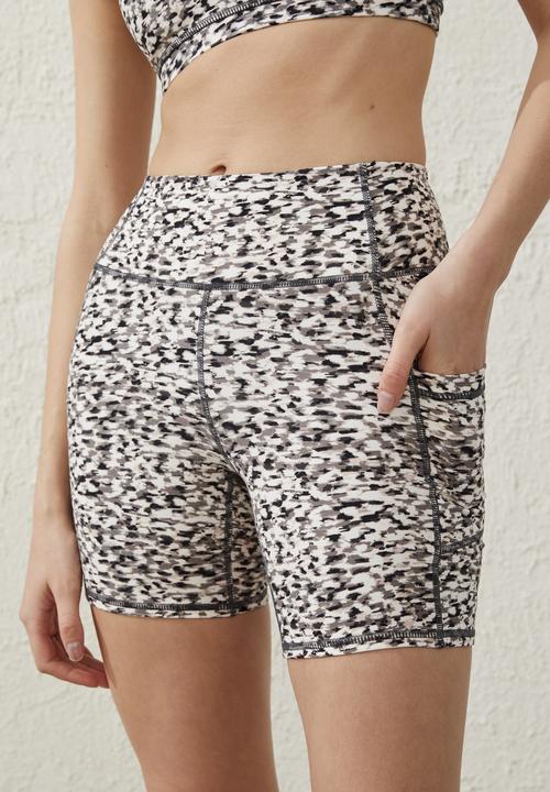 Cotton On - Ultra soft booty lift pocket bike short - painterly texture neutrals