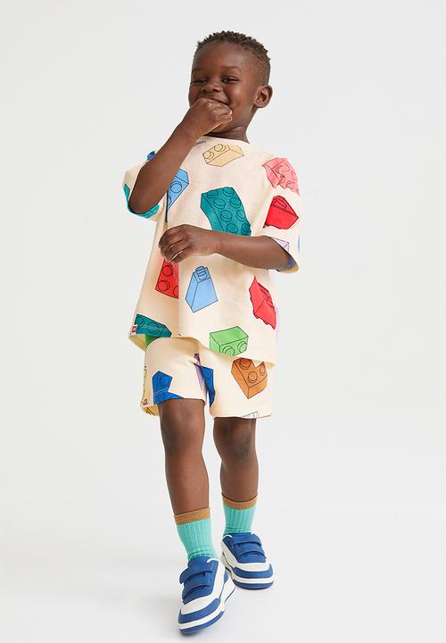 H&M - Patterned sweatshorts - light yellow/lego® collection