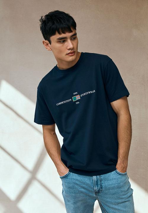 Cotton On - Premium loose fit classic T-shirt - true navy/1994 sportswear
