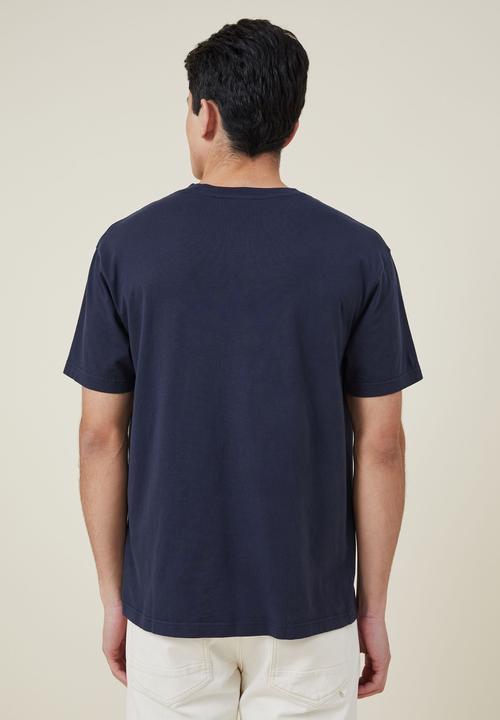 Cotton On - Premium loose fit classic T-shirt - true navy/1994 sportswear