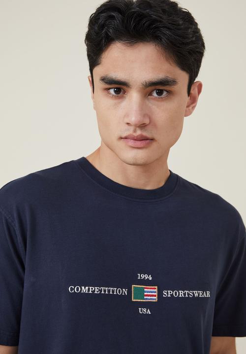 Cotton On - Premium loose fit classic T-shirt - true navy/1994 sportswear