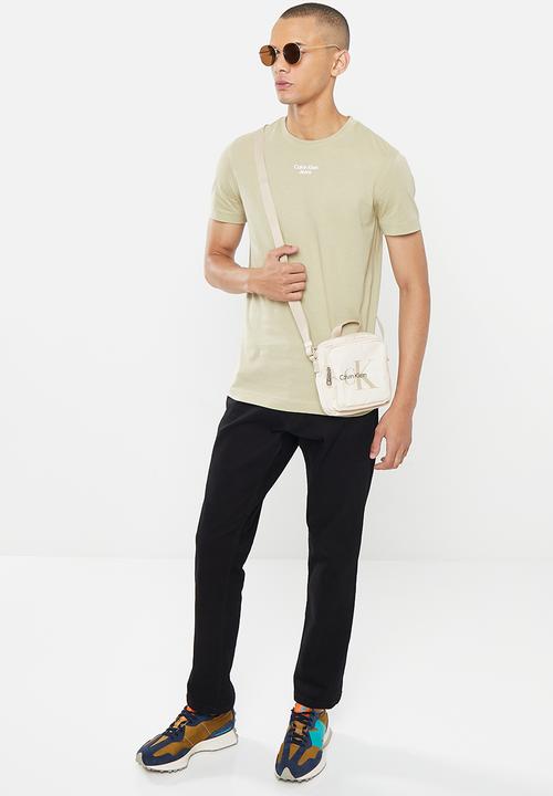 Calvin Klein - Stacked logo tee - wheat fields