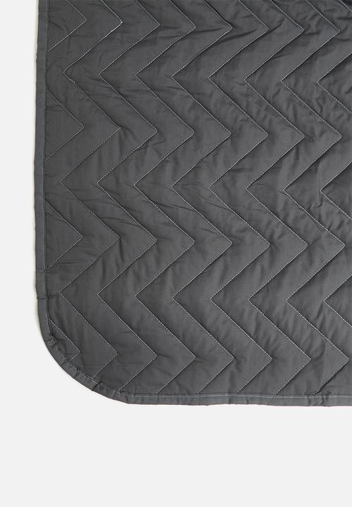 Sixth Floor - Chevron cotton quilt - charcoal