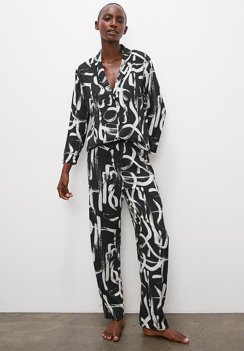 Superbalist - Long sleeve sleep shirt & pant set - black based scribble