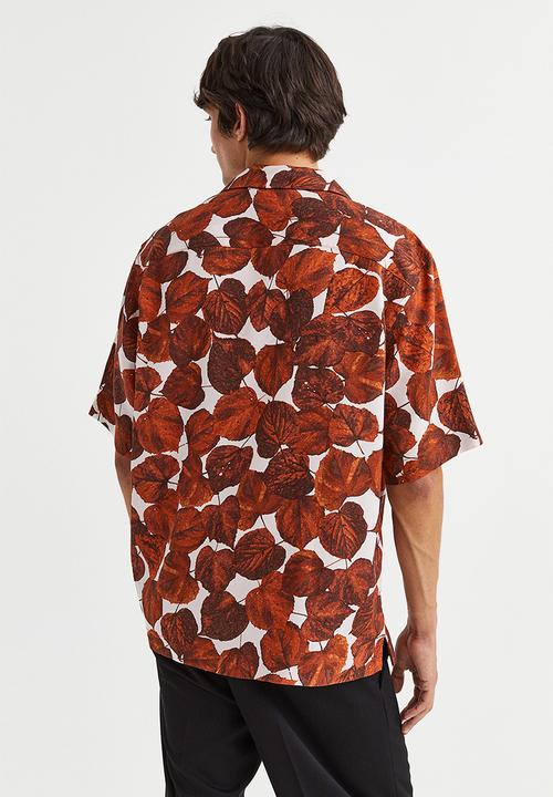 H&M - Relaxed fit lyocell resort shirt - rust red/leaves
