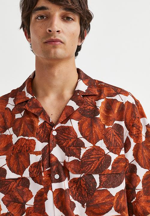 H&M - Relaxed fit lyocell resort shirt - rust red/leaves