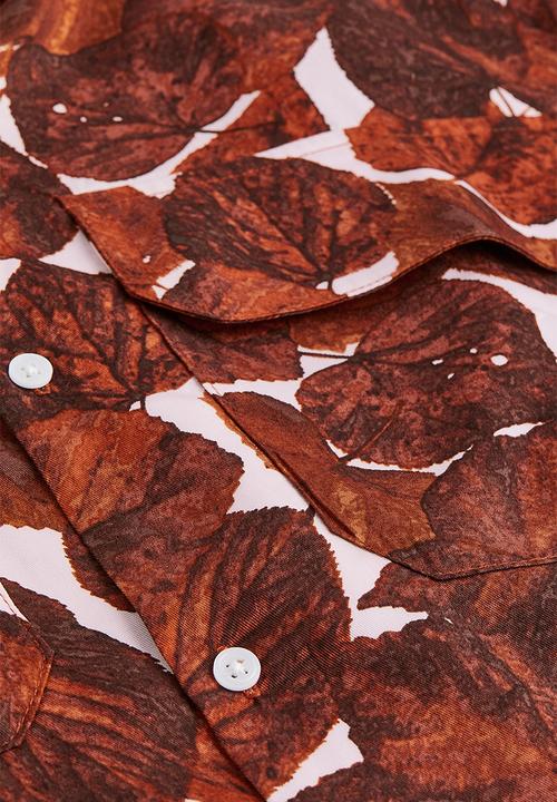 H&M - Relaxed fit lyocell resort shirt - rust red/leaves