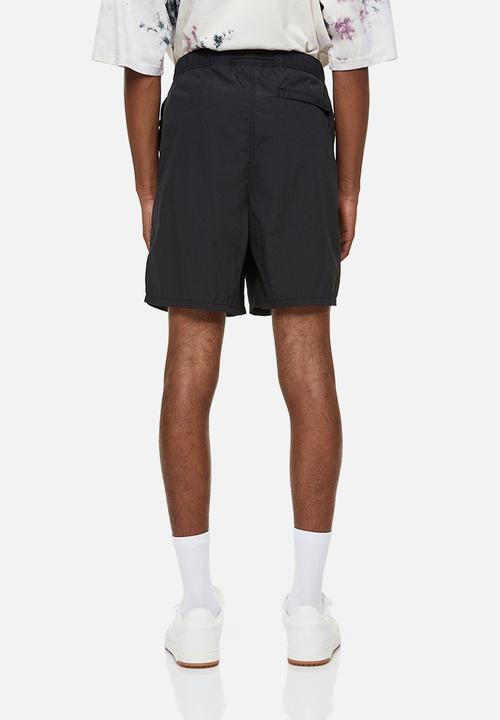 H&M - Relaxed fit belted nylon shorts - black