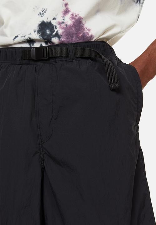 H&M - Relaxed fit belted nylon shorts - black