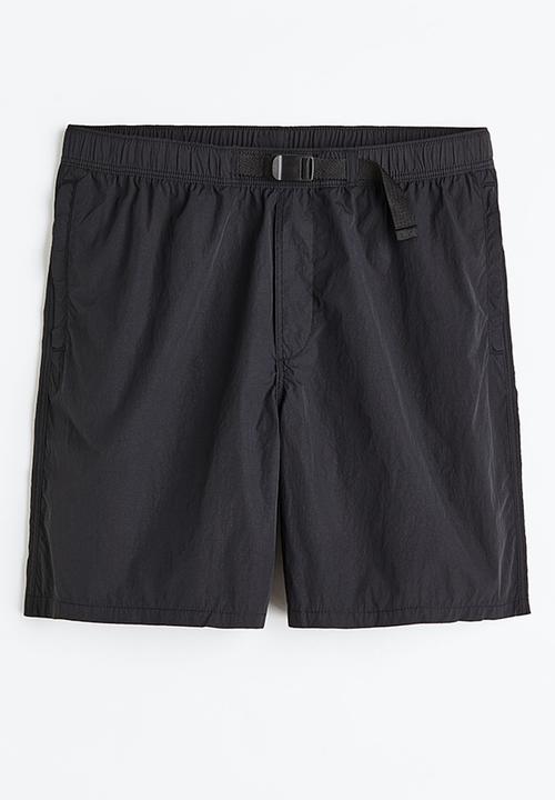 H&M - Relaxed fit belted nylon shorts - black