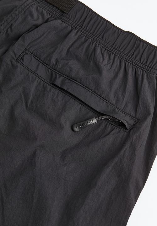 H&M - Relaxed fit belted nylon shorts - black