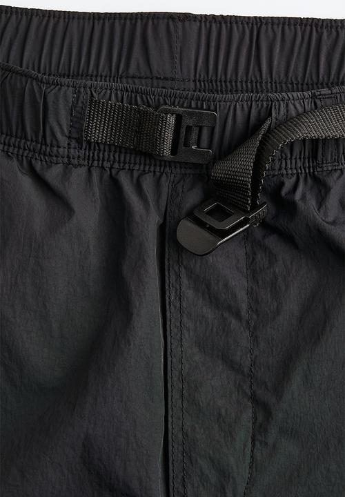 H&M - Relaxed fit belted nylon shorts - black