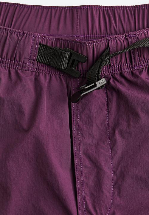 H&M - Relaxed fit belted nylon shorts - dark purple