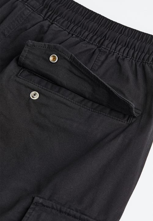 H&M - Regular fit cotton cargo shorts - black