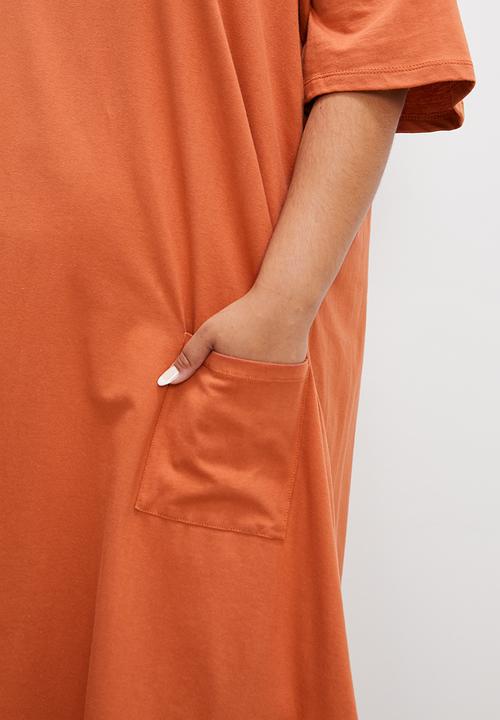 Superbalist - Midi tee dress with pockets - rust