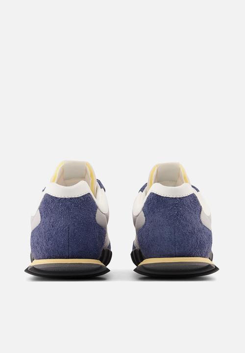 New Balance  - RC30