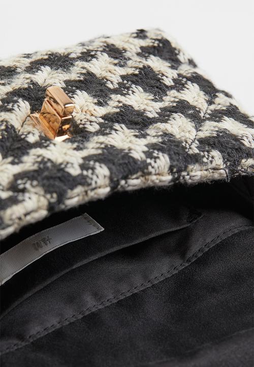 H&M - Small crossbody bag - black/dogtooth patterned