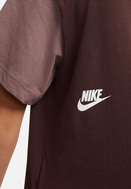 Nike - G nsw tee essential boxy tee dnc - earth & plum eclipse