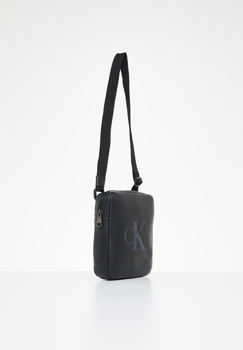 Calvin Klein - Monogram soft reporter - black