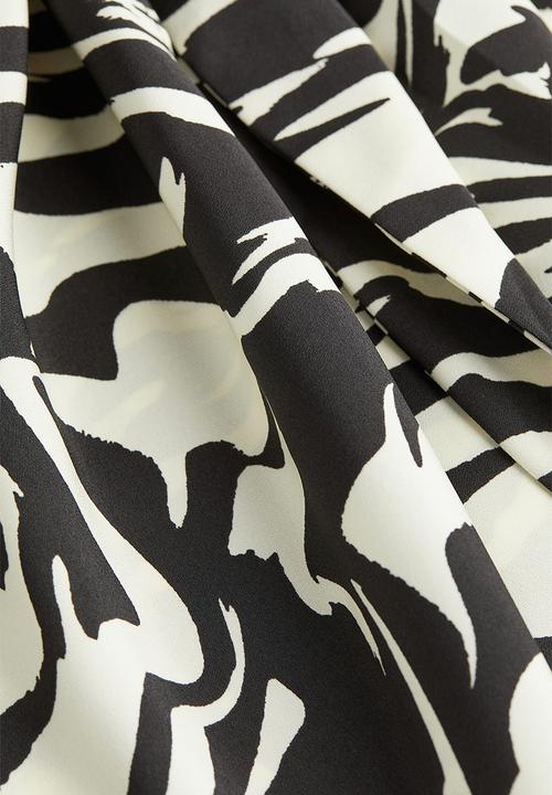 H&M - Satin wrapover shirt dress - black/zebra-print
