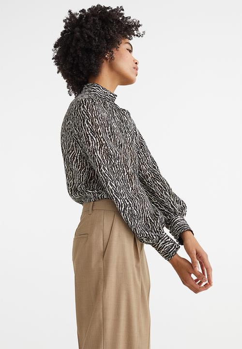 H&M - Stand-up collar satin blouse - black/patterned