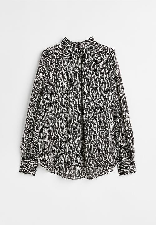 H&M - Stand-up collar satin blouse - black/patterned