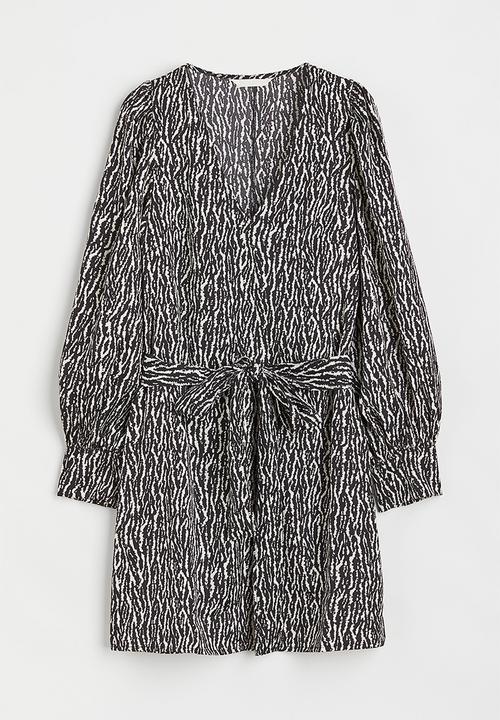 H&M - Balloon-sleeved satin dress - black/patterned