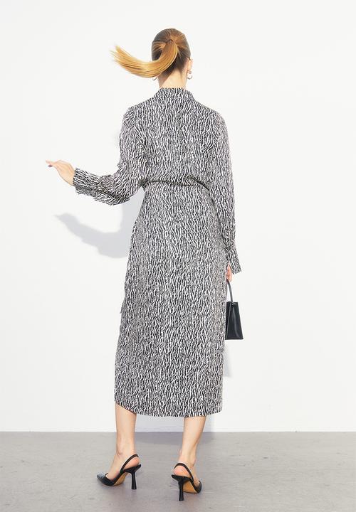 H&M - Satin wrap dress - black/patterned