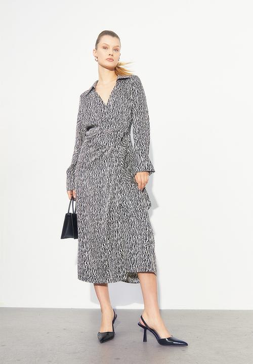 H&M - Satin wrap dress - black/patterned