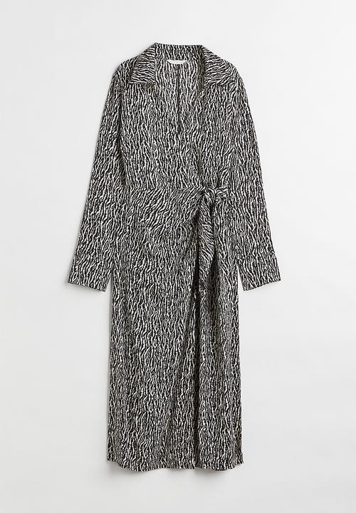 H&M - Satin wrap dress - black/patterned