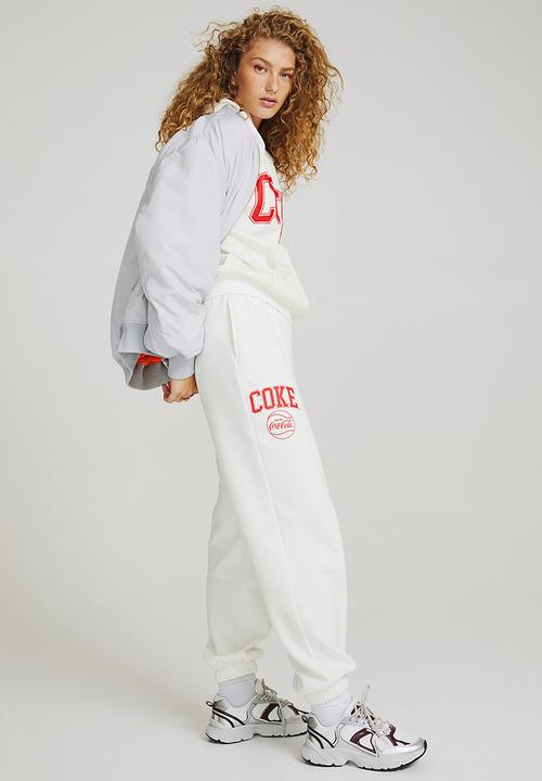 H&M - Printed joggers - white/coca-cola