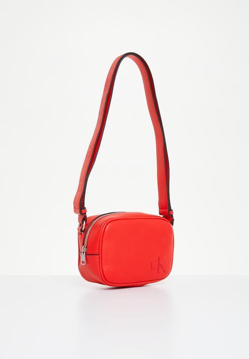 Calvin Klein - Sculpted camera bag - candy apple