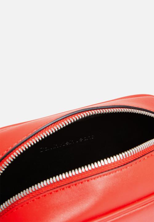 Calvin Klein - Sculpted camera bag - candy apple