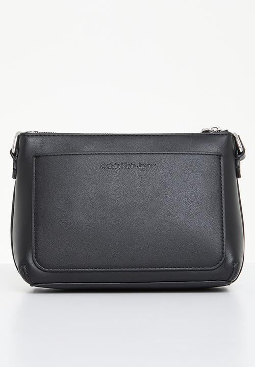 Calvin Klein - Sculpted camera pouch - black