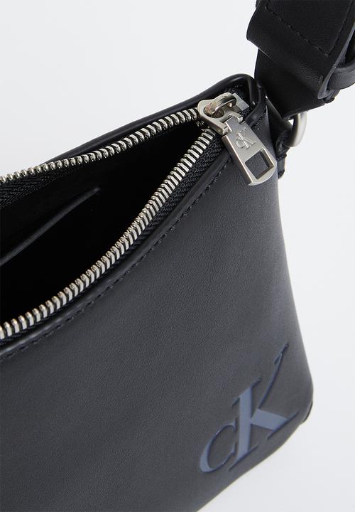 Calvin Klein - Sculpted camera pouch - black