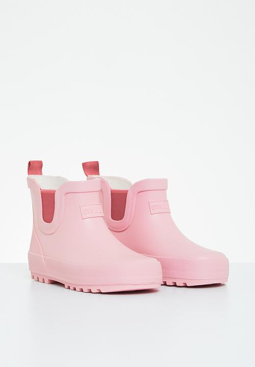 Cotton On - Rainy day gusset boot - marshmallow/very berry